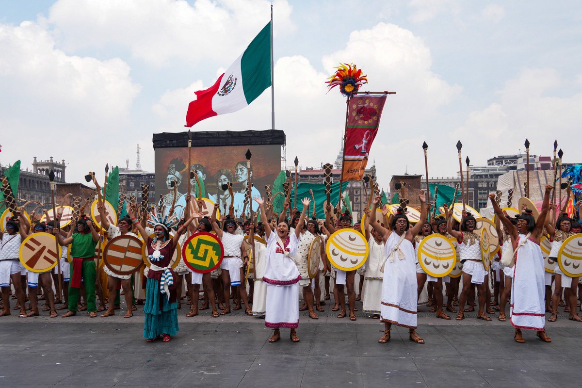 Gobierno de México (@gobiernomx) on Twitter photo En el Zócalo, la presidenta <a href="/Claudiashein/">Claudia Sheinbaum Pardo</a> encabezó la ceremonia por los siete siglos de fundación de México-Tenochtitlan, símbolo de organización, poder, ciencia, arte y visión.
Este legado vive en la resistencia silenciosa de los pueblos, en la lengua náhuatl y en el maíz. En el Zócalo, la presidenta <a href="/Claudiashein/">Claudia Sheinbaum Pardo</a> encabezó la ceremonia por los siete siglos de fundación de México-Tenochtitlan, símbolo de organización, poder, ciencia, arte y visión.
Este legado vive en la resistencia silenciosa de los pueblos, en la lengua náhuatl y en el maíz.