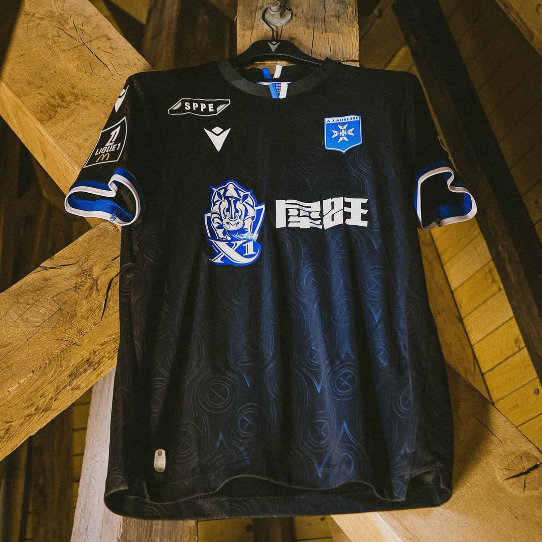 ⚫️⚫️

🇫🇷 كشف نادي أوكسير الفرنسي عن طقمه الاحتياطي لموسم 25/26 من macron