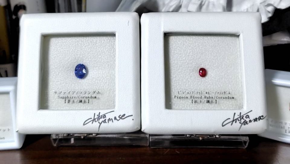 tamago2023's tweet image. 大阪で開催されている鉱物コレクションにて、お気に入りルースたちをMindatIDに登録してもらいました。

この子達、やませちか先生作の「宝石商のメイド」第1巻の作中に出てくる作画モデルになったものです。

ルースケースには先生のサイン入りです。

#鉱物コレクション
#宝石商のメイド
#MinID