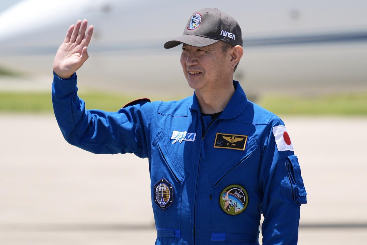 JapanToday's tweet image. Space crew: Kimiya Yui, of Japan, waves as he arrives with crew members for the upcoming NASA SpaceX launch at the Kennedy Space Center in Cape Canaveral, Fla. on Saturday. japantoday.com/category/pictu… #japannews #japantoday