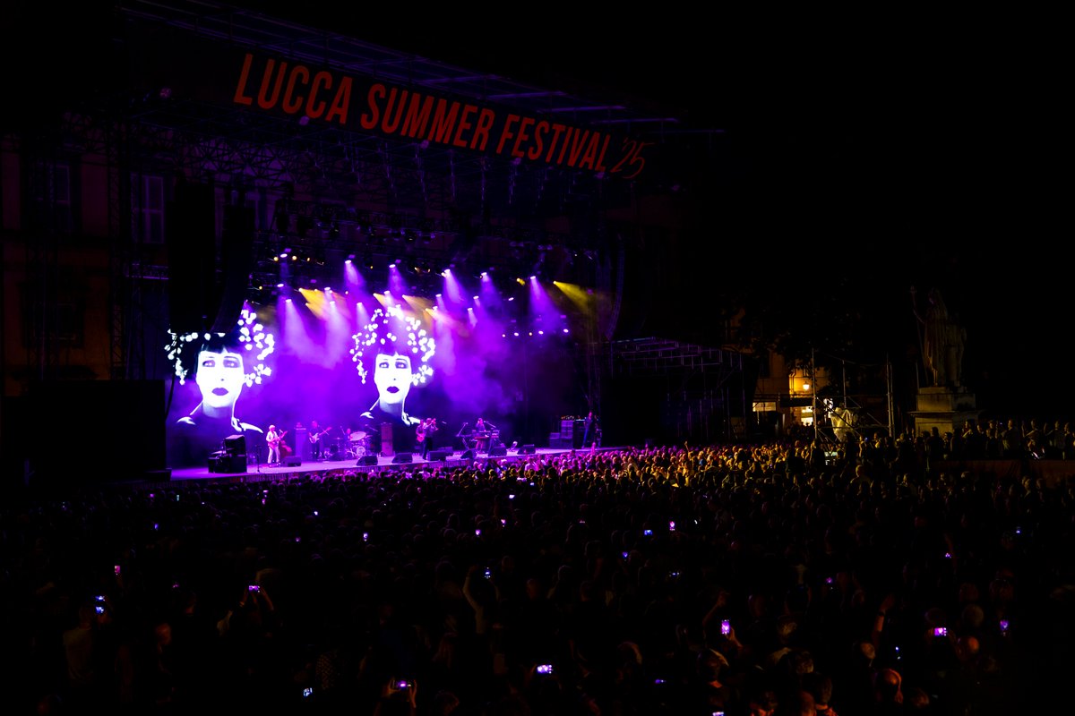 LuccaSummerFest's tweet image. La poesia in musica di Morrissey, un&apos;altra magica notte a Lucca Summer Festival ✨

#LSF25

[Foto di Francesco Prandoni]