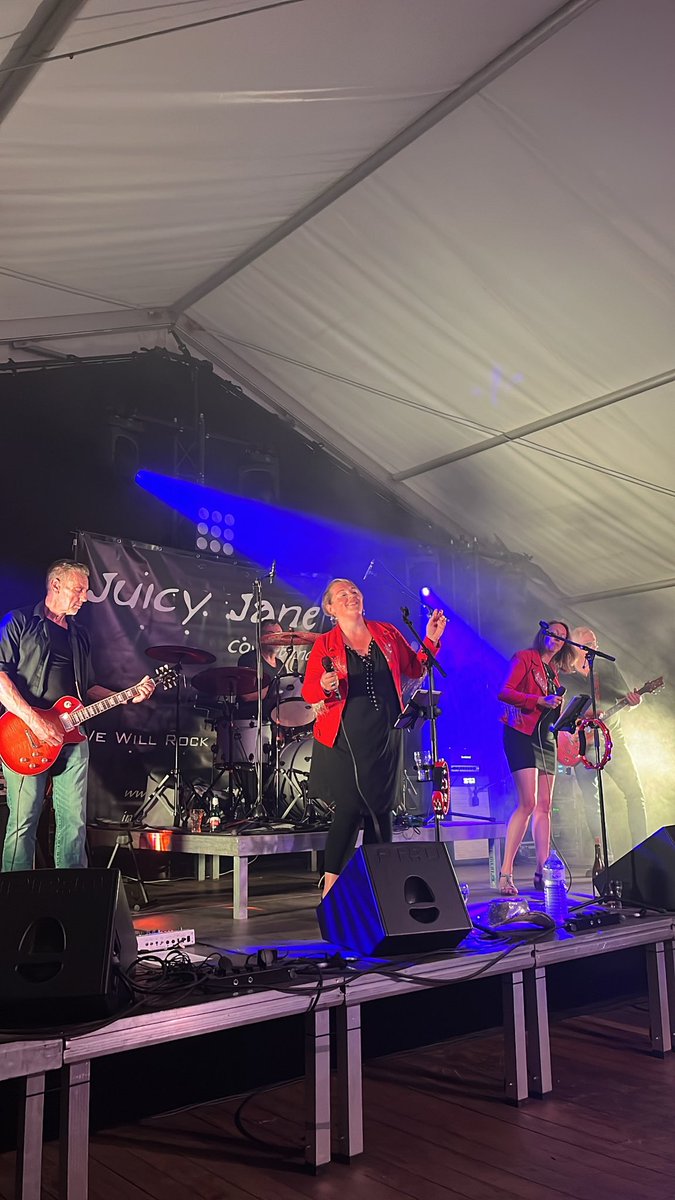 charlesde_groot's tweet image. Keizer Karel reisde ooit door Overijse. Toen zijn kar vastliep in de modder, schoten onze inwoners hem te hulp.
Trots om mee te doen aan de Keizer Karelfeesten in Overijse (Tombeek)! 🇧🇪