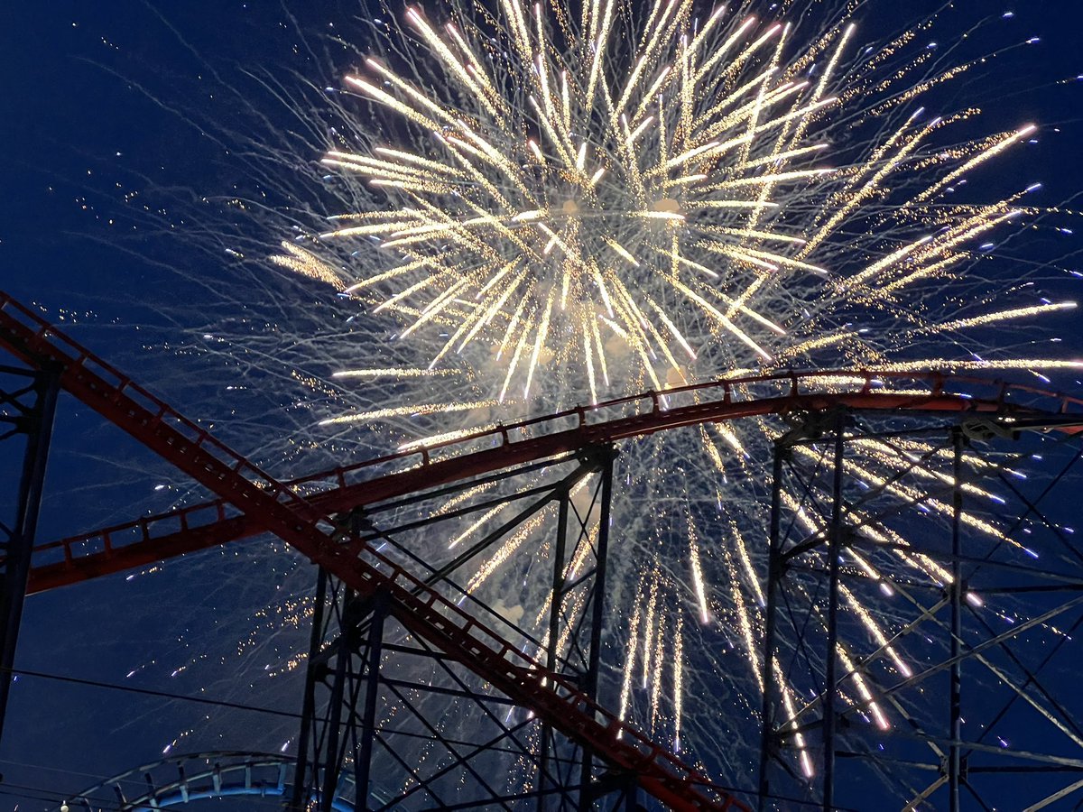 ThemeParkWW's tweet photo. Goodnight from @Pleasure_Beach 🎆 Tonight we decided to watch the fireworks from the promenade so that we could get some amazing views of The Big One with the fireworks behind 😍 https://t.co/SdSN9M7Qod