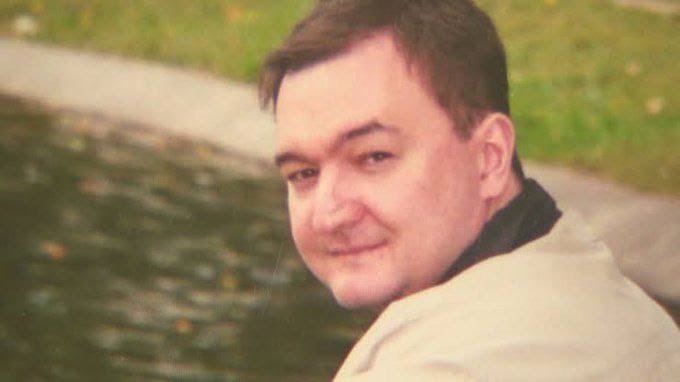Sergei Magnitsky foi um advogado e auditor fiscal russo que descobriu um esquema de fraude fiscal de US$ 230 milhões envolvendo autoridades russas enquanto trabalhava para a Hermitage Capital Management. Após expor a corrupção em 2008, ele foi preso pelas mesmas autoridades que