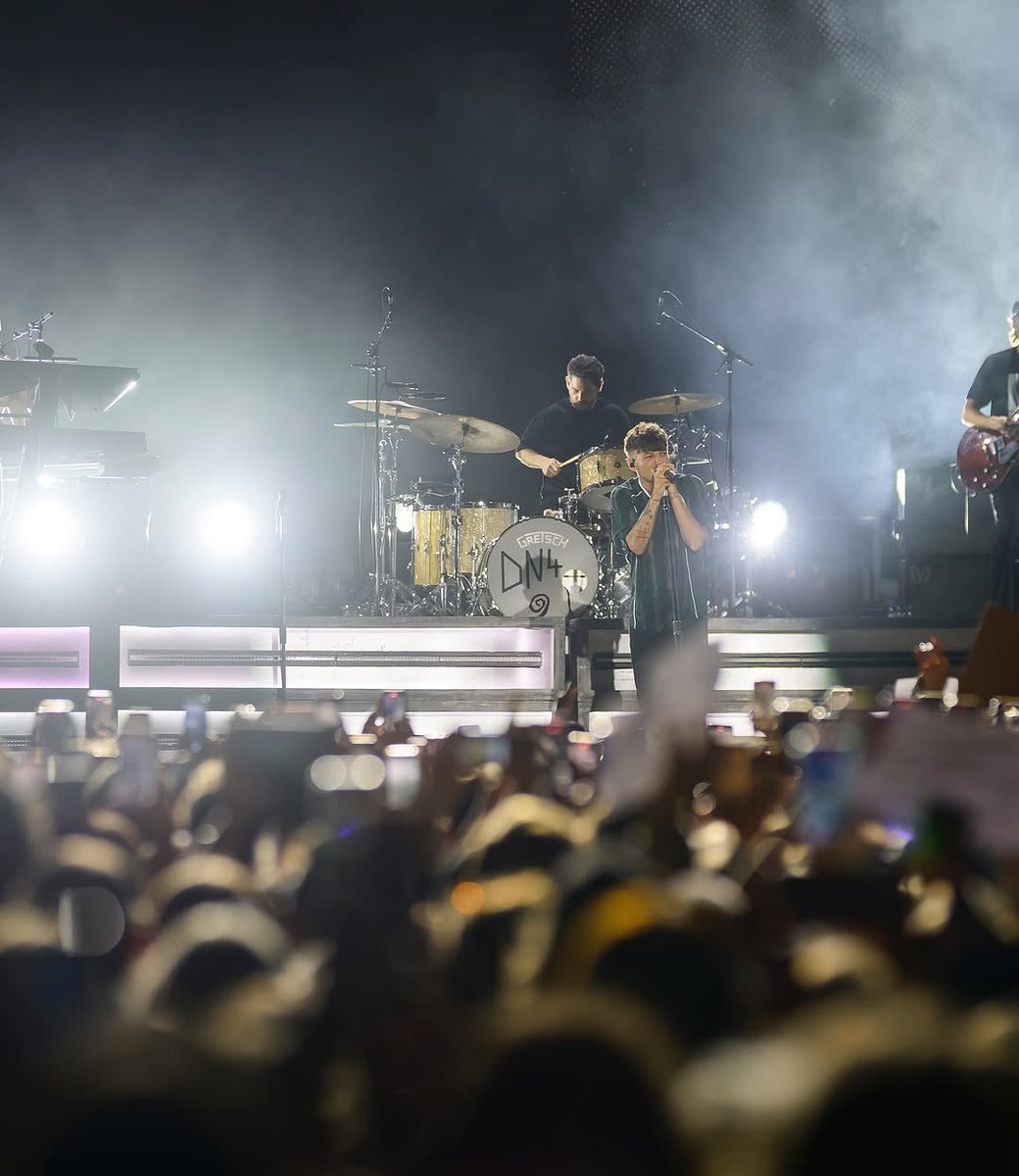 PRÍNCIPE! Louis Tomlinson agitando o palco do “Lodz Summer Festival”. 🤩