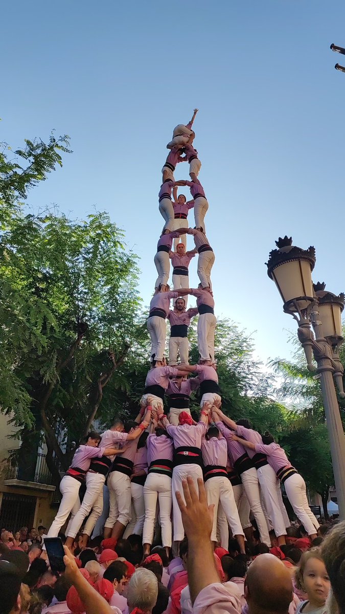 Feia molts anys que imaginava aquest moment i finalment el desig s'ha pogut fer realitat. Convertir #Constantí en plaça de 9 amb la camisa de la <a href="/JoveDeTarragona/">Colla Jove de Tarragona</a>, i ben acompanyat de tots els castellers que portem #SangdeConstantí.

#FestaMajorEstiu2025
#SantFeliu