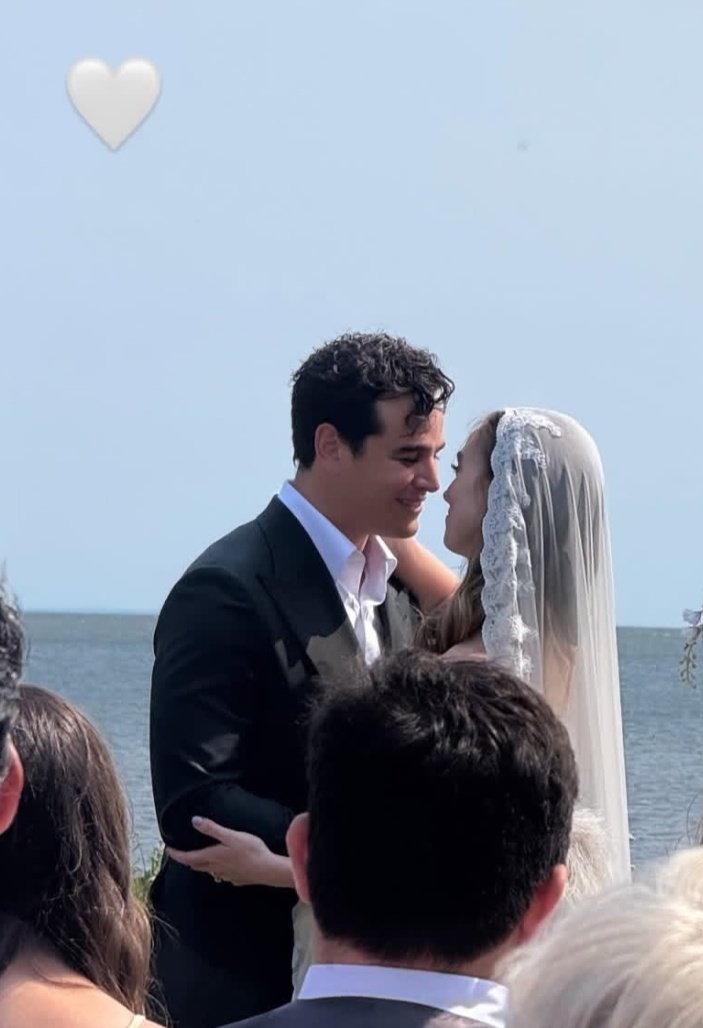 HsOnlyAngelxo's tweet photo. OMG THEY MARRIED!!! 🥹🥹🥹 #AlbertoRosende #TessaMossey
#Shadowhunters #Shadowfam https://t.co/TR309U9YKP