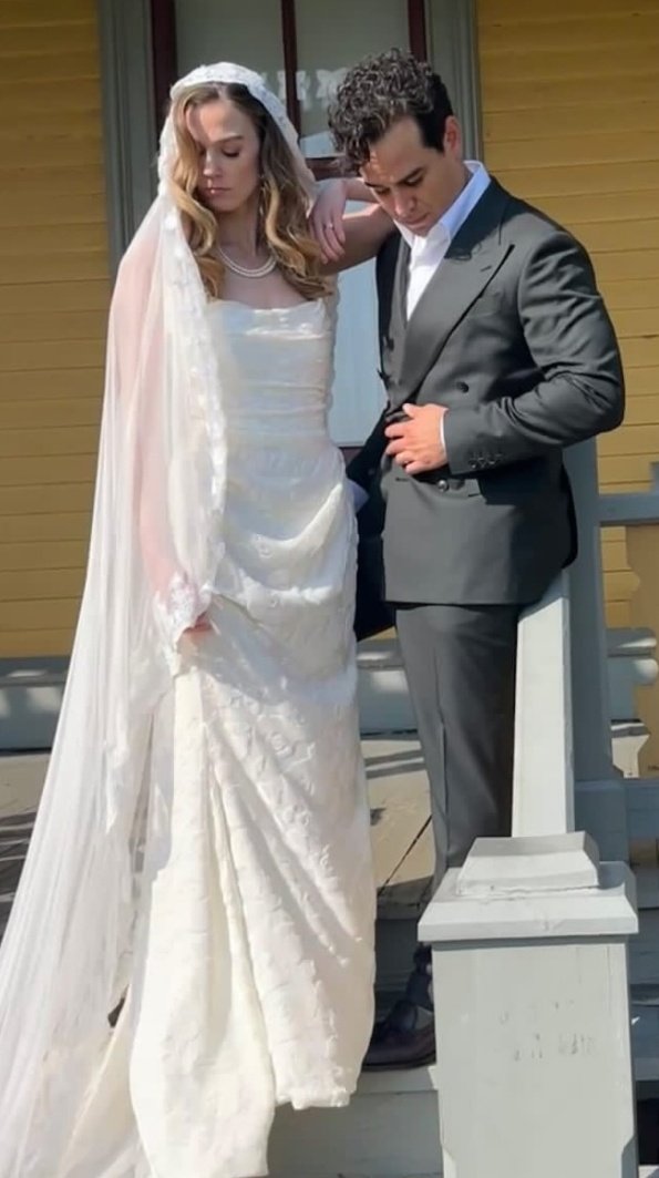 HsOnlyAngelxo's tweet photo. OMG THEY MARRIED!!! 🥹🥹🥹 #AlbertoRosende #TessaMossey
#Shadowhunters #Shadowfam https://t.co/TR309U9YKP