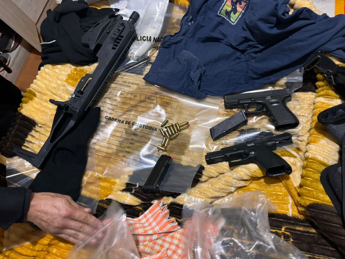 PoliciaPeru's tweet image. 🚨 Caen “Los Ingenieros del Callao”
Efectivos de la Dirincri PNP intervinieron a cinco presuntos integrantes de una banda criminal, inmersos en los delitos de robo agravado y banda criminal. Se incautó tres armas de fuego abastecidas, celulares y pasamontañas. #PolicíasEnAcción
