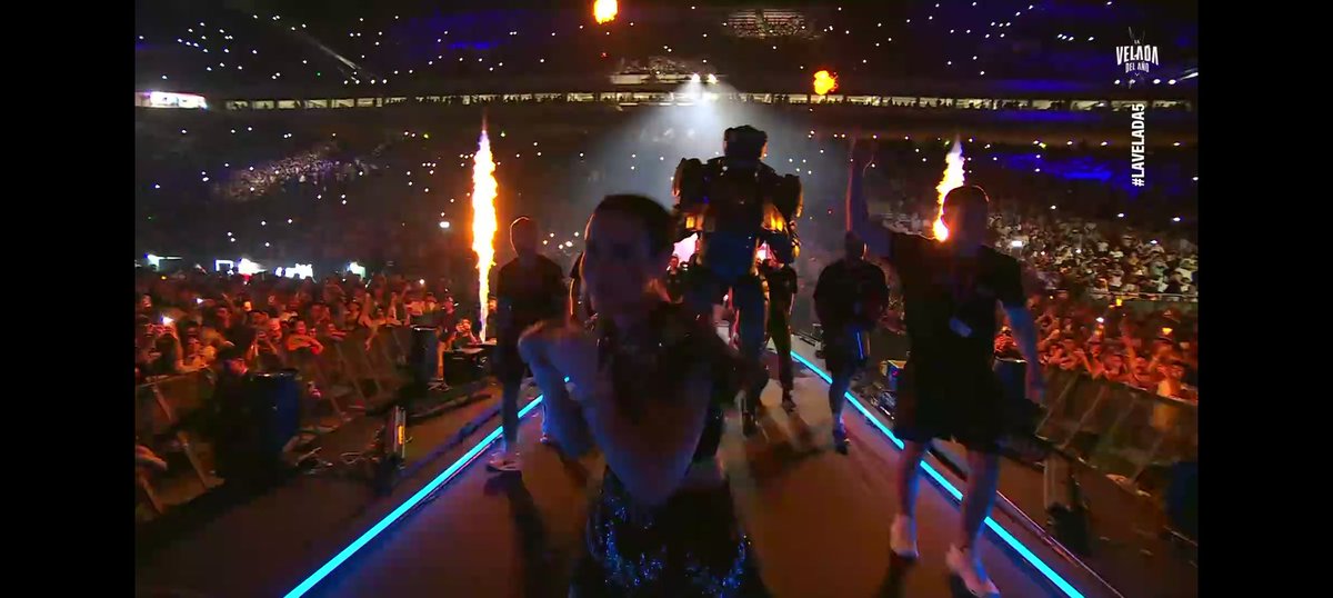 madriguera_news's tweet image. #EsTendencia 📱 | ¡ #Joder, esto si es cine!

La española 🇪🇸 Roro ingresa al ring de #LaVeladaDelAñoV al puro estilo de Gigantes de Acero. Su novio Pablo, fue quien se disfrazó de Atom.