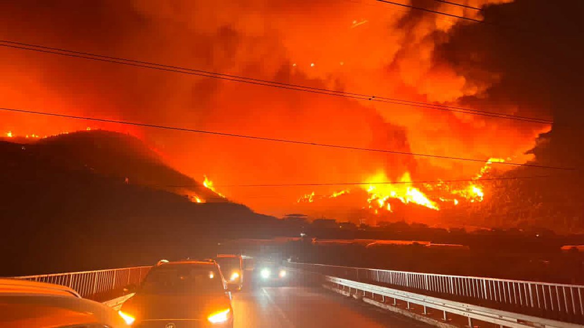 Değerli arkadaşlar sizlerden önemli bir ricamız olacak. Yangın bölgesinde insan ve araç trafiği nedeniyle ekipler çalışmaları güçlükle yürütüyor. Vatandaşlarımızı uyarmamız gerekiyor işi olmayanlar bölgeden uzak durmalılar. Söndürme ve müdahale çalışmalarına engel olmamalılar.