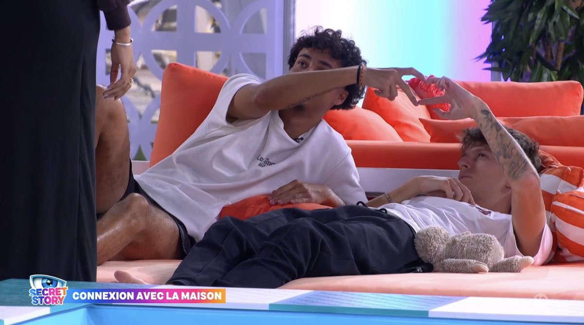coscaam's tweet image. Ethan et Noah qui déclarent leur amour pour Anita en toute harmonie #secretstorylelive #SecretStory