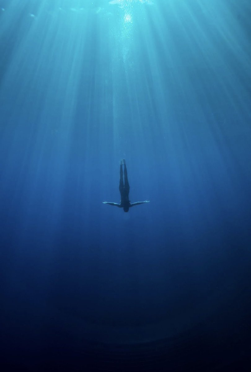 CaronteT's tweet image. Un tuffo dove l’acqua è più blu
niente di più ….
#bluDEstate
#VentagliDiParole