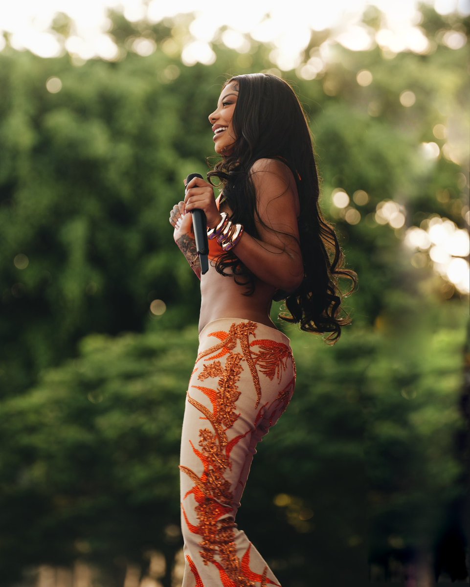 Em clima de encerramento, Ludmilla fala sobre o sucesso do Numanice:

“Estou no meu camarim, prestes a subir no palco do inicio da despedida do Numanice. Enquanto eu digito, um filme tá passando na minha cabeça. É até difícil de acreditar que eu fui capaz de construir um projeto