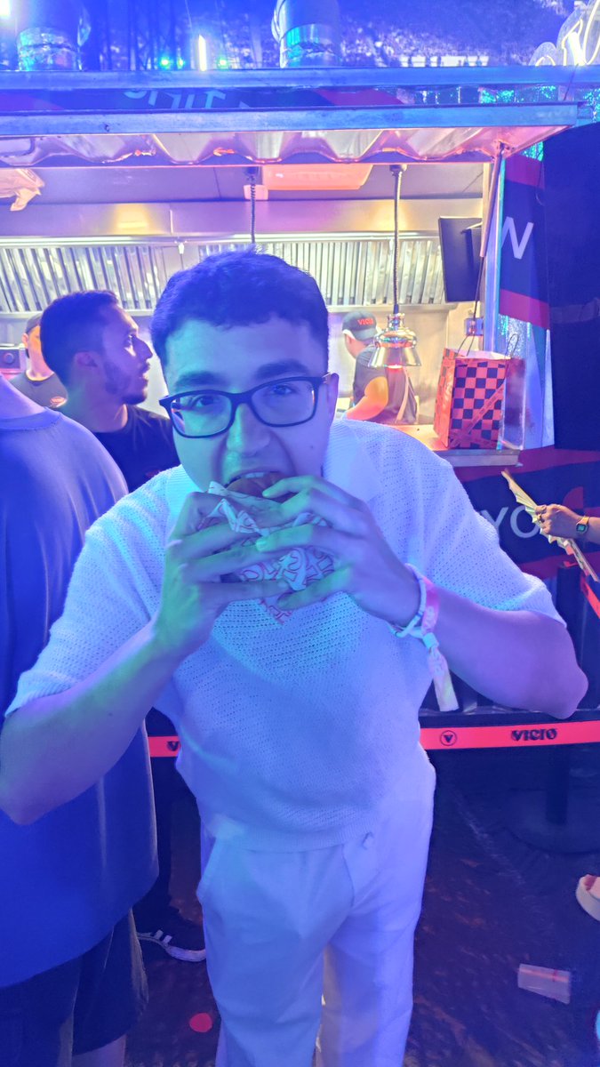 deboraculoss's tweet image. cenando con este luego lo follaré @TreborOP