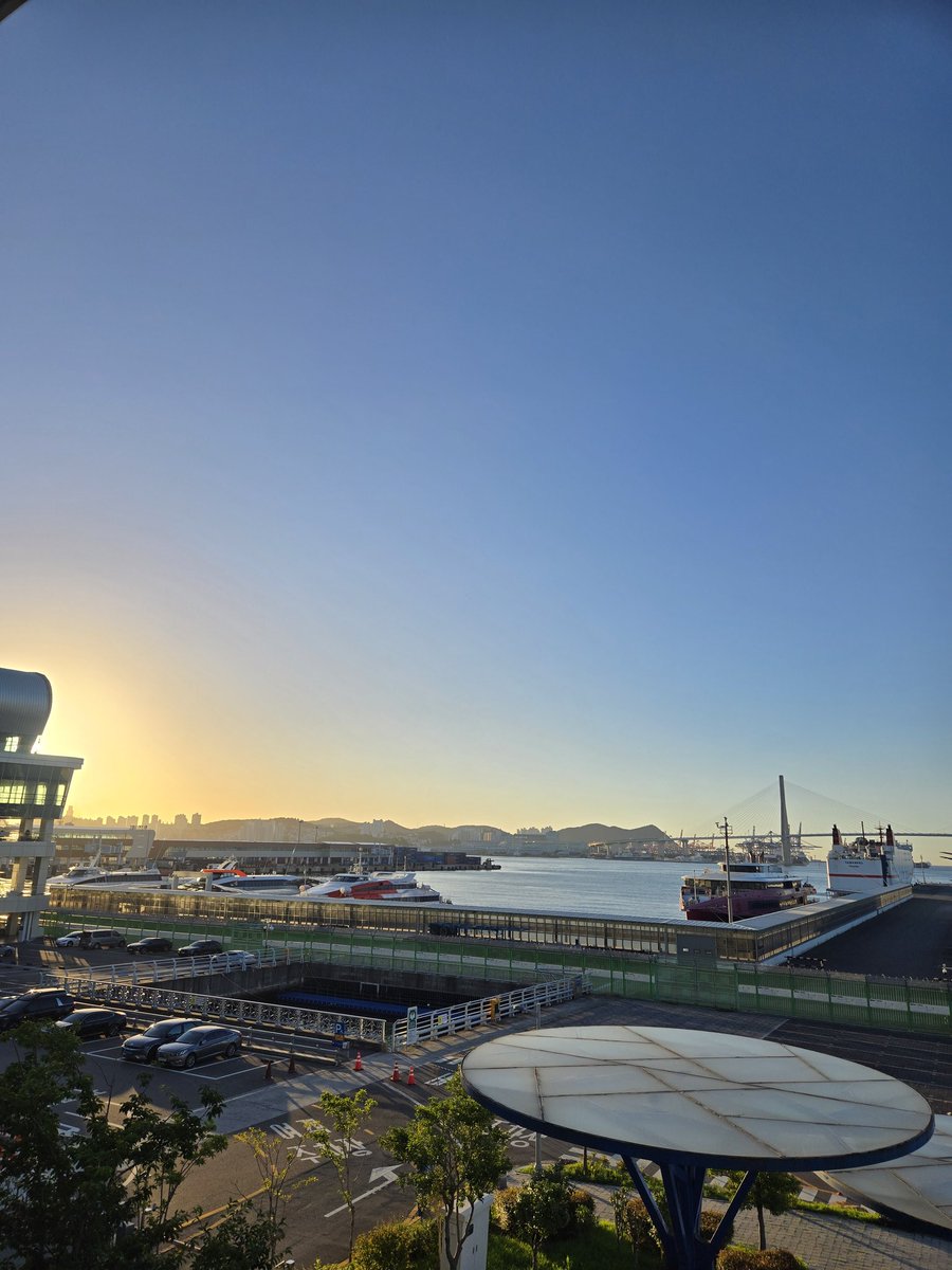 태풍이 올라오고 있어 혹시나 했는데
부산의 국제항은 너무 쾌적한 날씨👋
휴가 3일차😆 오늘은 대마도🇰🇷