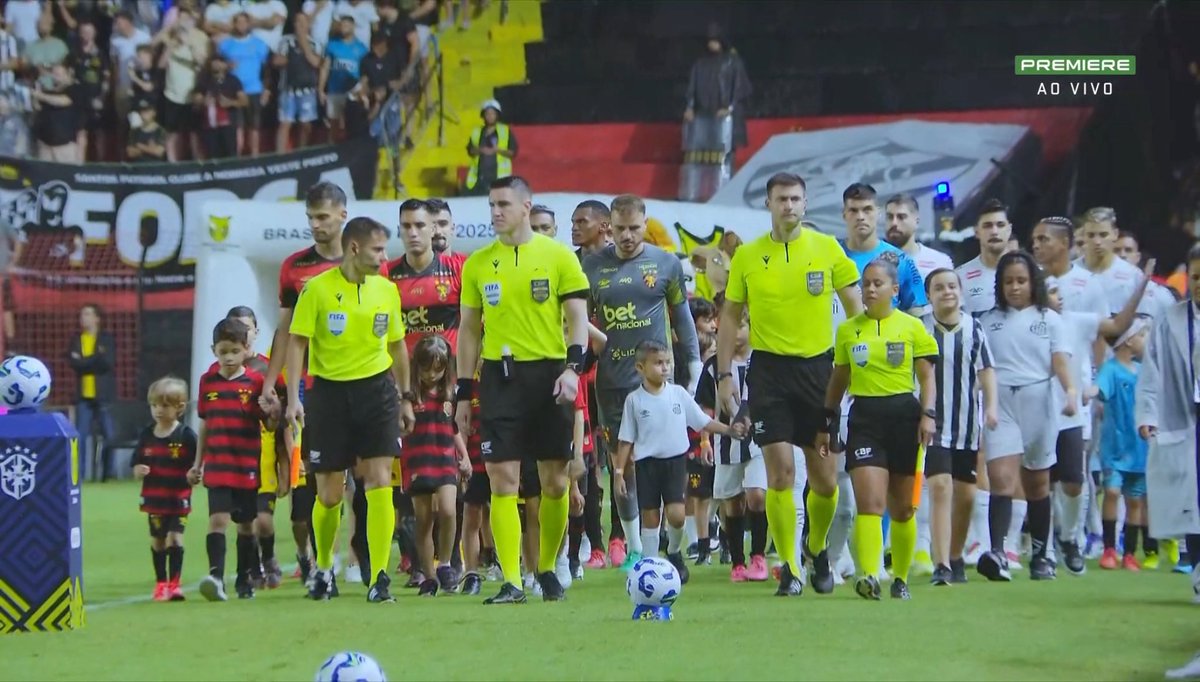 soudoapito's tweet image. Que legal, uma criança que torce pela arbitragem e tendo a oportunidade de entrar com a arbitragem.
😅