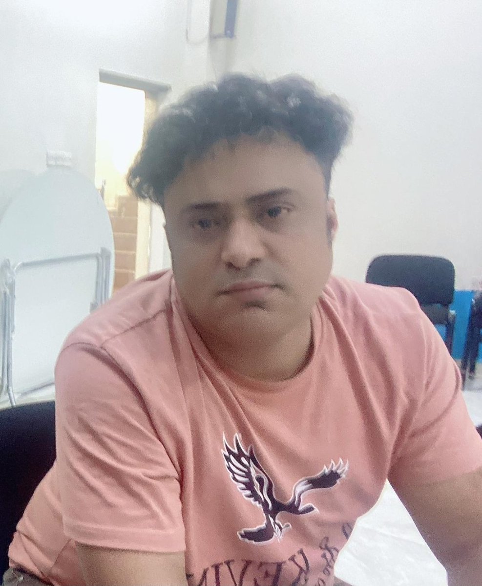 عندما تشاهد صورة نافع بن كليب تتربع في كل حسابات صعامر الجبل الإخوانية والحوثية والإرهابية فان دل انما يدل بما لا يدع مجالاً للشك على حجم وجعهم وانهيارهم وهزيمتهم وجنون كبيرهم ومموليهم من تفنيد أكاذيب وكشف أوراقهم ومؤامراتهم وخياناتهم من عمق المصادر😅

قريبا شرودهم والباقي مشفر🫡
