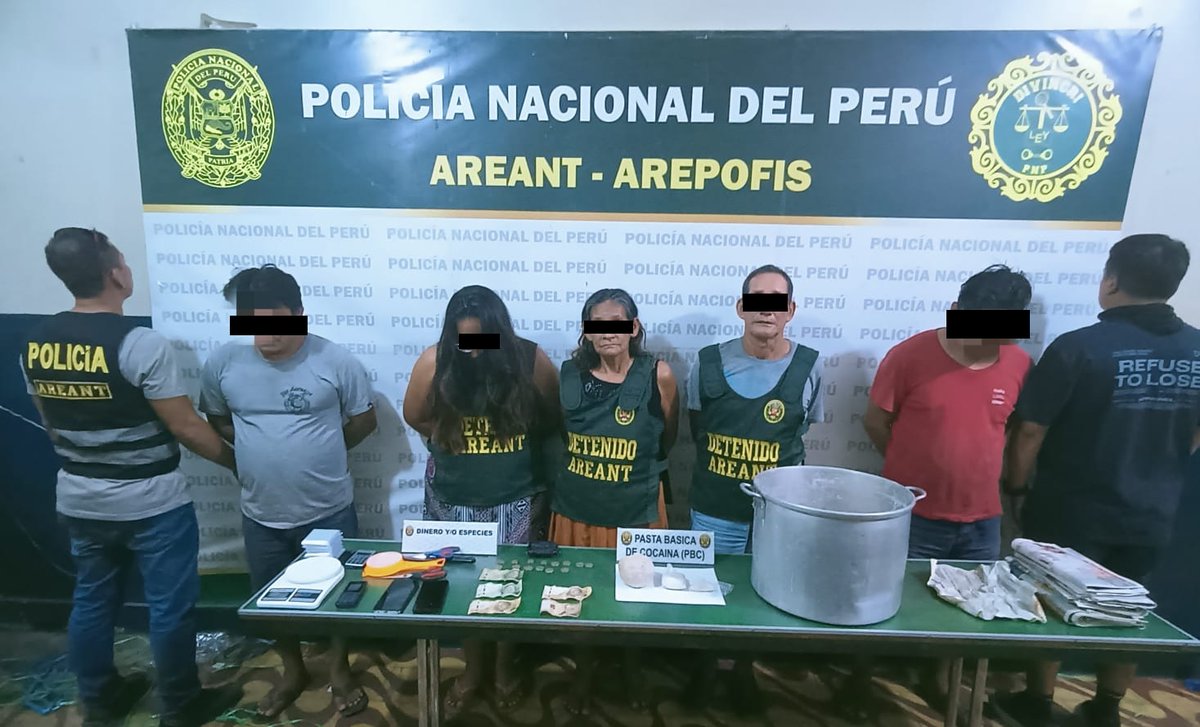 PoliciaPeru's tweet image. 🚨 Caen “Los Terribles del Oriente Nuevo”
Efectivos del Área Antidrogas capturaron en Iquitos a cinco presuntos integrantes de esta banda criminal. Se incautaron 14 kg de PBC, balanza digital, dinero y equipos celulares.
#PolicíasEnAcción