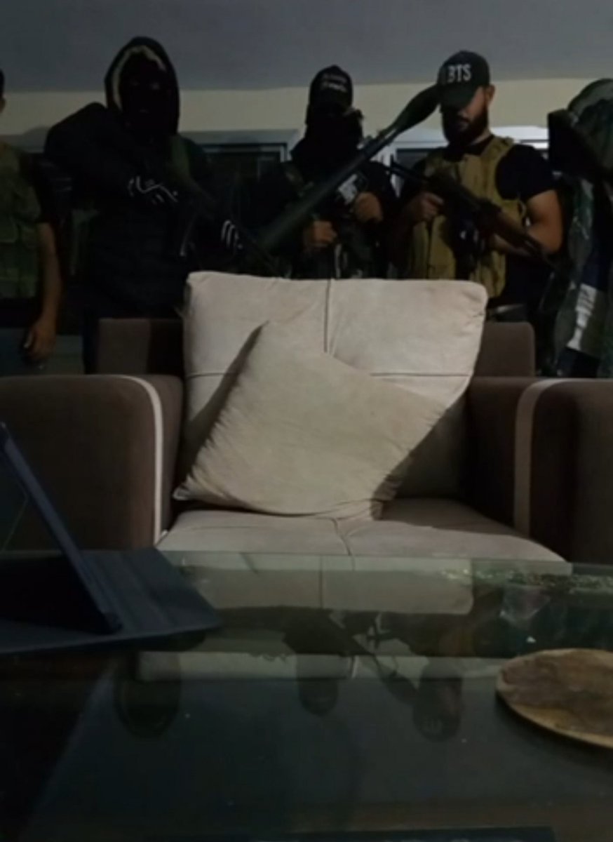 hayretinm71's tweet image. وضع المجرم قائد المجموعة على نفس الكنبة التي هدد بها الدولة ووضعه مكبل وخلفه رجال الأمن العام
الرسالة هي: ستطالكم يد العدالة اينما كنتم باذن الله