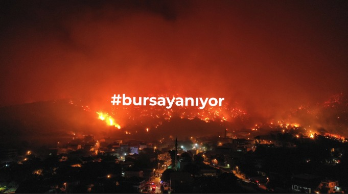 🌲🔥 #bursayanıyor 

Doğanın sessiz çığlığını duyuyor musunuz?

Bursa’da meydana gelen orman yangını hepimizin içini yakıyor. Yalnızca ağaçlar değil, binlerce canlının yuvası, doğanın dengesi, geleceğimiz de yanıyor. Bu felaketin acısını kelimelerle anlatmak zor…

📢