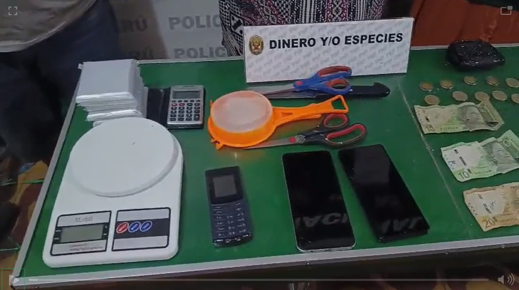 PoliciaPeru's tweet image. 🚨 Caen “Los Terribles del Oriente Nuevo”
Efectivos del Área Antidrogas capturaron en Iquitos a cinco presuntos integrantes de esta banda criminal. Se incautaron 14 kg de PBC, balanza digital, dinero y equipos celulares.
#PolicíasEnAcción