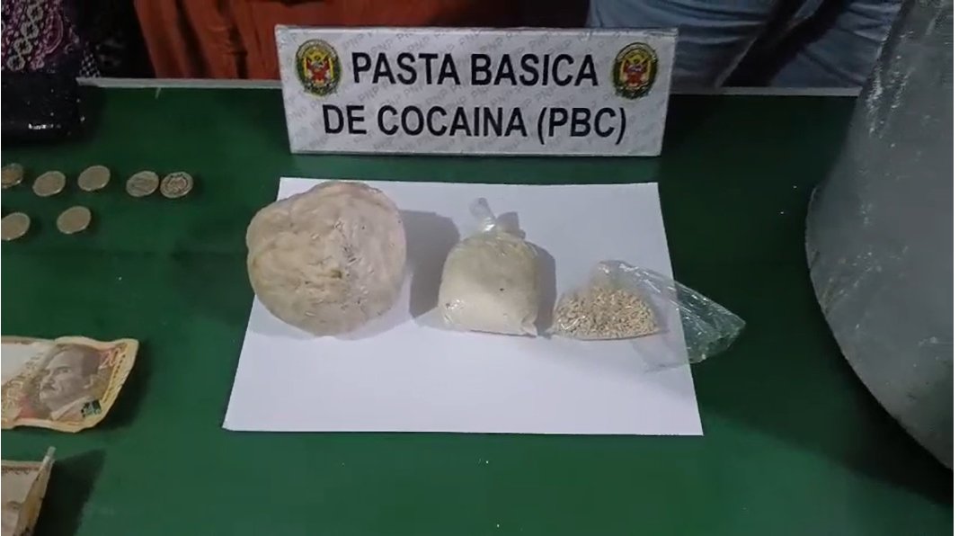 PoliciaPeru's tweet image. 🚨 Caen “Los Terribles del Oriente Nuevo”
Efectivos del Área Antidrogas capturaron en Iquitos a cinco presuntos integrantes de esta banda criminal. Se incautaron 14 kg de PBC, balanza digital, dinero y equipos celulares.
#PolicíasEnAcción