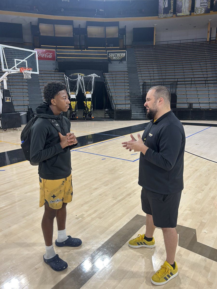 ToryHoops's tweet photo. After a great conversation with Coach Noah Croak, i am blessed to receive my first D1 offer from Southern Miss 💛🖤 https://t.co/QX1htFOlR5