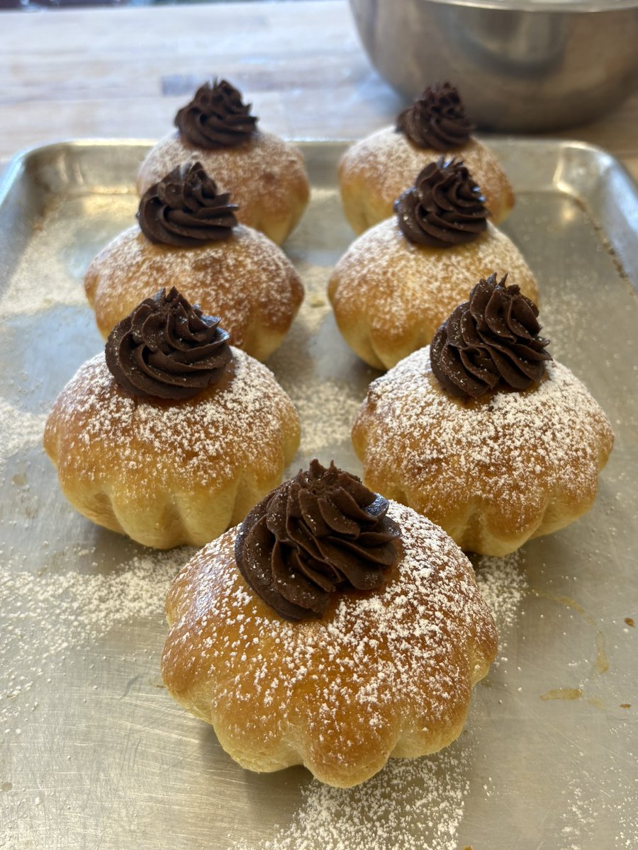 _hvvnterr_'s tweet image. Brioche buns filled with vanilla-cardamom pastry cream and topped with chocolate cremeux :D