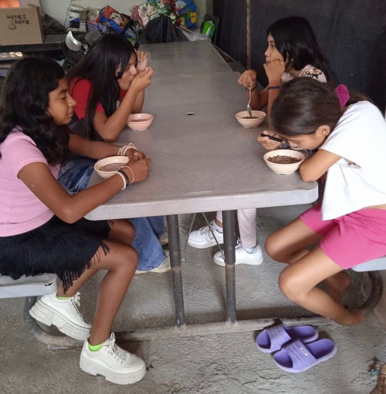 TheImmCoalition's tweet image. Beautiful time providing food and clean water to migrant and asylum-seeking kids at the Southern Border staying at a local shelter.
So many kids in need and we are striving to help as many as possible! 🙌 🙏🏽