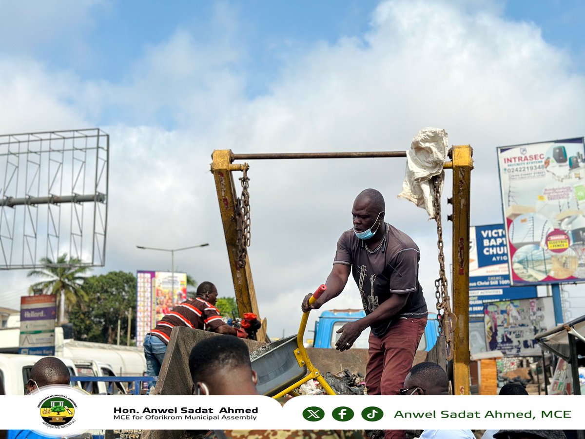 AnwelSadatAhmed's tweet photo. This morning, I had the honour of joining some students of KNUST, staff from the Oforikrom Municipal Assembly, dedicated Assembly Members, and committed residents from the Municipality for a massive Clean-up Exercise.

The exercise took place at Tech Junction, KNUST, Ayeduase, and Kotei, where we worked together to desilt choked gutters and remove debris from our roads and community spaces.

I want to commend the Department of Languages and Communication Sciences at KNUST for their collaboration with the Oforikrom Municipal Assembly, which has been instrumental in our efforts to maintain clean and hygienic communities.

I urge everyone to embrace the spirit of communal labour and actively participate in our collective fight against environmental pollution.

A heartfelt thanks to everyone who joined us today. Your dedication and efforts exemplify true patriotism.

Together, let's strive to make Oforikrom a clean and healthy place for everyone.

#MCE4Oforikrom
#TogetherForACleanerOforikrom
#StillTheJobDeyGrounds