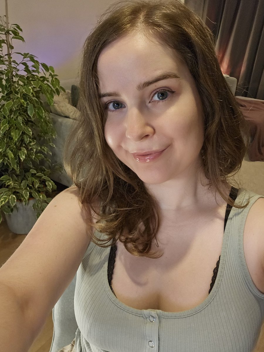 Hiiiii from my new plant &amp; me! 🥰 (also: I'm online rn 😇)