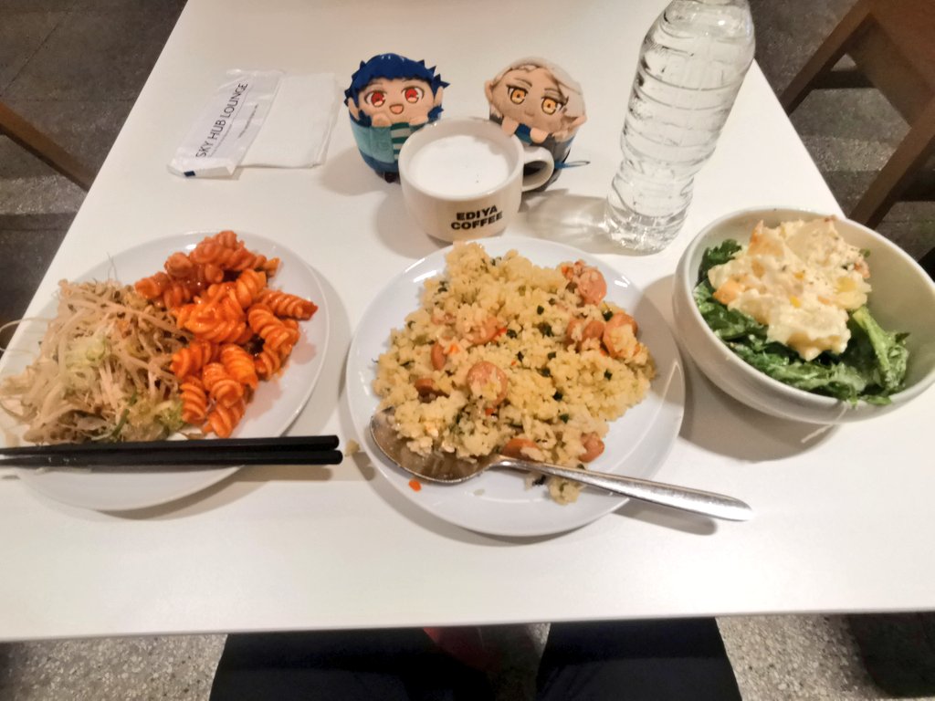 keretapi_jepun's tweet image. シンくん……ルヰくん……ラウンジ飯だよ……

ホットミルクあるの助かる