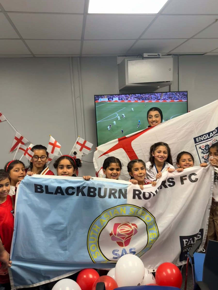 ApnaEngland's tweet image. A few snaps from our recent @oneroverssas Watch Party - incredible effort & fantastic work happening in Lancashire! 👏📸
#ApnaEngland #FansForDiversity
#Lionesses 🏴🖥⚽️