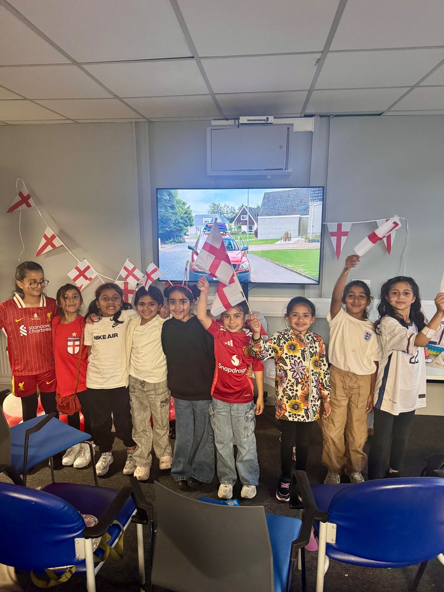 ApnaEngland's tweet image. A few snaps from our recent @oneroverssas Watch Party - incredible effort & fantastic work happening in Lancashire! 👏📸
#ApnaEngland #FansForDiversity
#Lionesses 🏴🖥⚽️