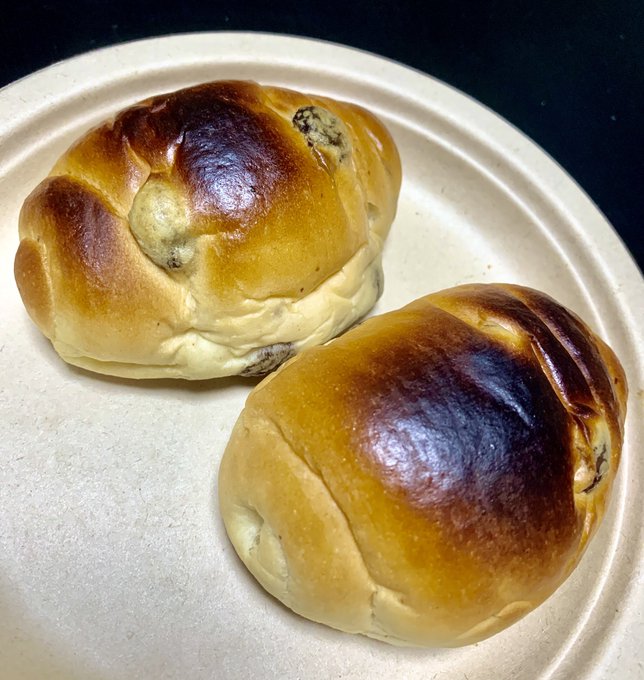 もうちょっとだけもうちょっとだけってやってたら結局焦げる。ちょい焦げロールパン好きだからいいけど。 