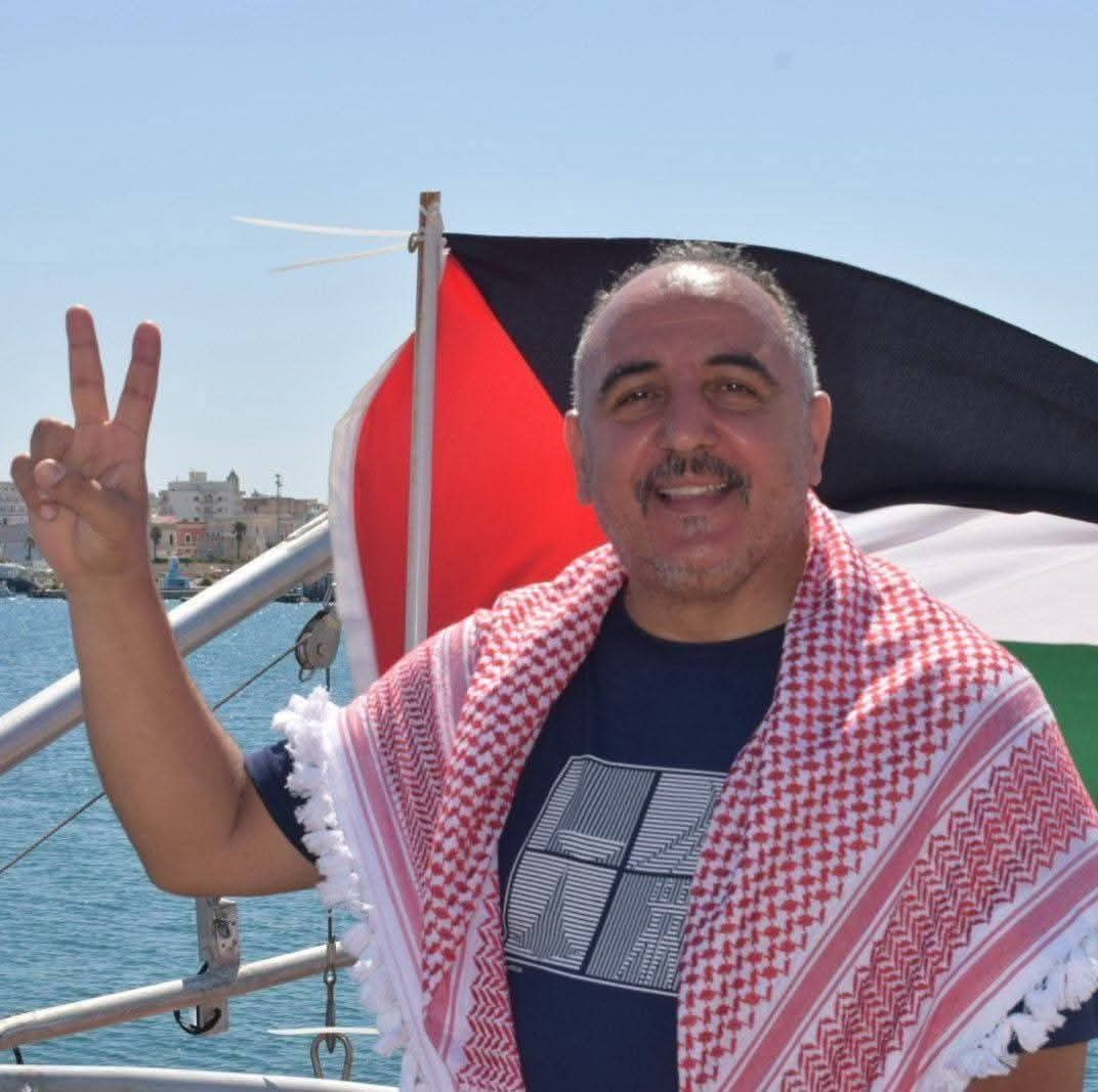 khaled_tns's tweet photo. كل التضامن مع الناشط التونسي حاتم العويني و رفاقه على سفينة حنظلة 
الحرية لكل يد امتدت لعون المستضعفين 
كل الأمواج تؤدي الى شواطئ غزة ✌️ https://t.co/PeoONGr61o