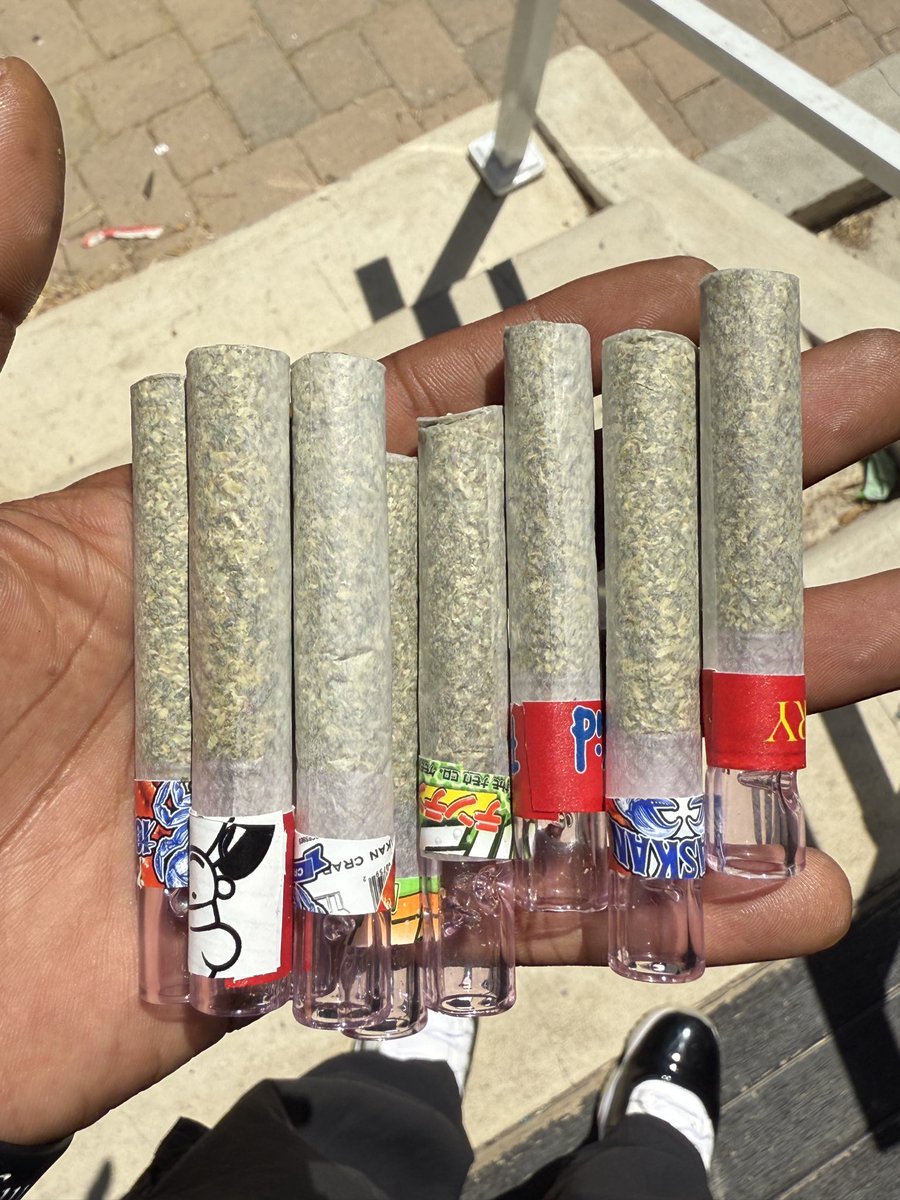 justfeats's tweet image. Shawty twisted me all these fye ass rolls just to smoke in the A but I donβt feel like flying today. Iono why, I just donβt. ππ€¦π½ββοΈ