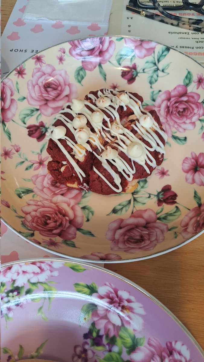 Alienart09's tweet image. C m había olvidado que la velada era hoy...

En otras noticias miren la galleta que me comí hoy era de red velvet