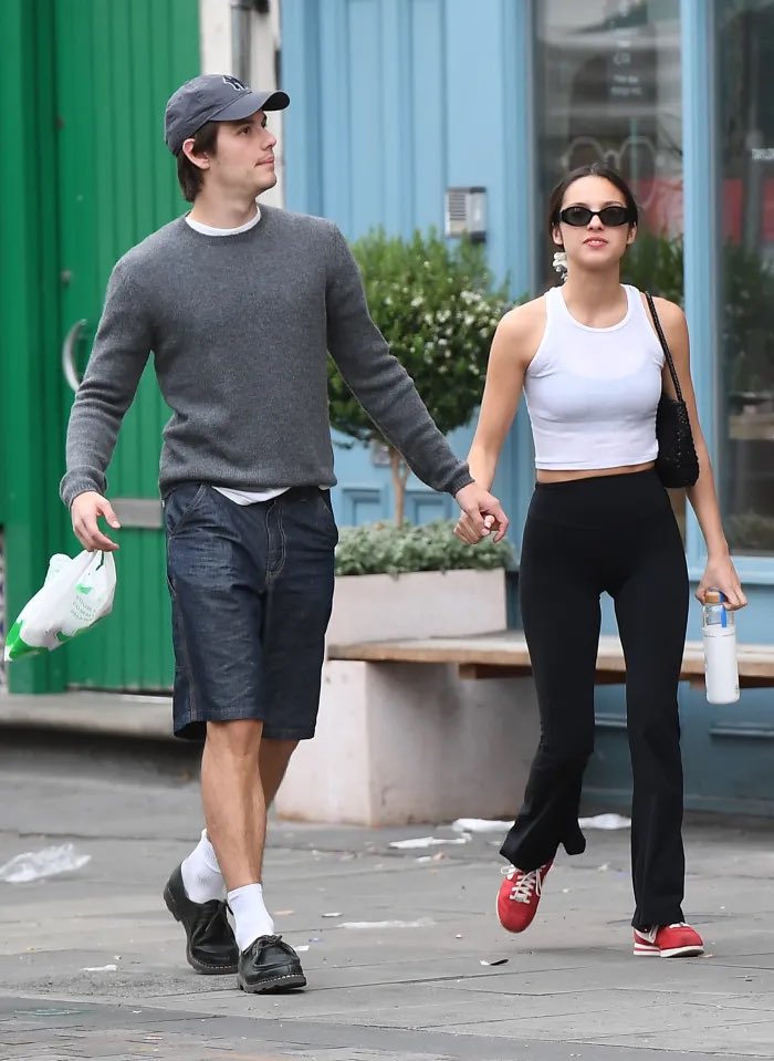 oliviarodrbr's tweet image. Olivia Rodrigo e Louis Partridge recentemente em Londres.