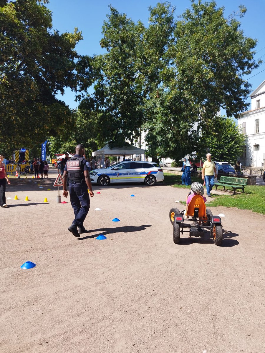 [#Prox] Un après midi <a href="/RaidAventureRAO/">Raid Aventure Organisation</a> à #Persan aujourd'hui avec la présence des #pompiers du <a href="/Sdis_95/">Sapeurs-pompiers du Val-d'Oise 🚒</a>, la <a href="/ProtecCivilefr/">Protection Civile</a>, la @gendarmerie_095, la #PoliceMunicipale et les services de la ville. 

Avec le soutien de <a href="/Prefet95/">Préfet du Val-d'Oise</a> <a href="/SG_CIPDR/">SG-CIPDR</a> <a href="/ANCTerritoires/">Agence nationale de la cohésion des territoires</a> <a href="/ANCVacances/">ANCV</a> <a href="/MutuelleMGP/">La MGP - la mutuelle des forces de sécurité</a>