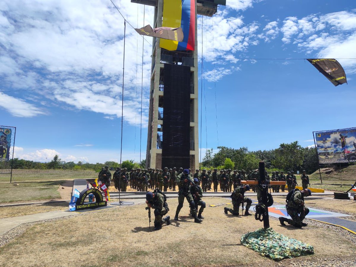 Ejercito_Div1's tweet image. En una solemne ceremonia realizada en el Fuerte Militar de Tolemaida, los soldados del Batallón de Despliegue Rápido N.º9 culminaron exitosamente el Curso Básico de Asalto Aéreo. Estos valerosos hombres, ahora con capacidades diferenciales, están listos para potenciar la…