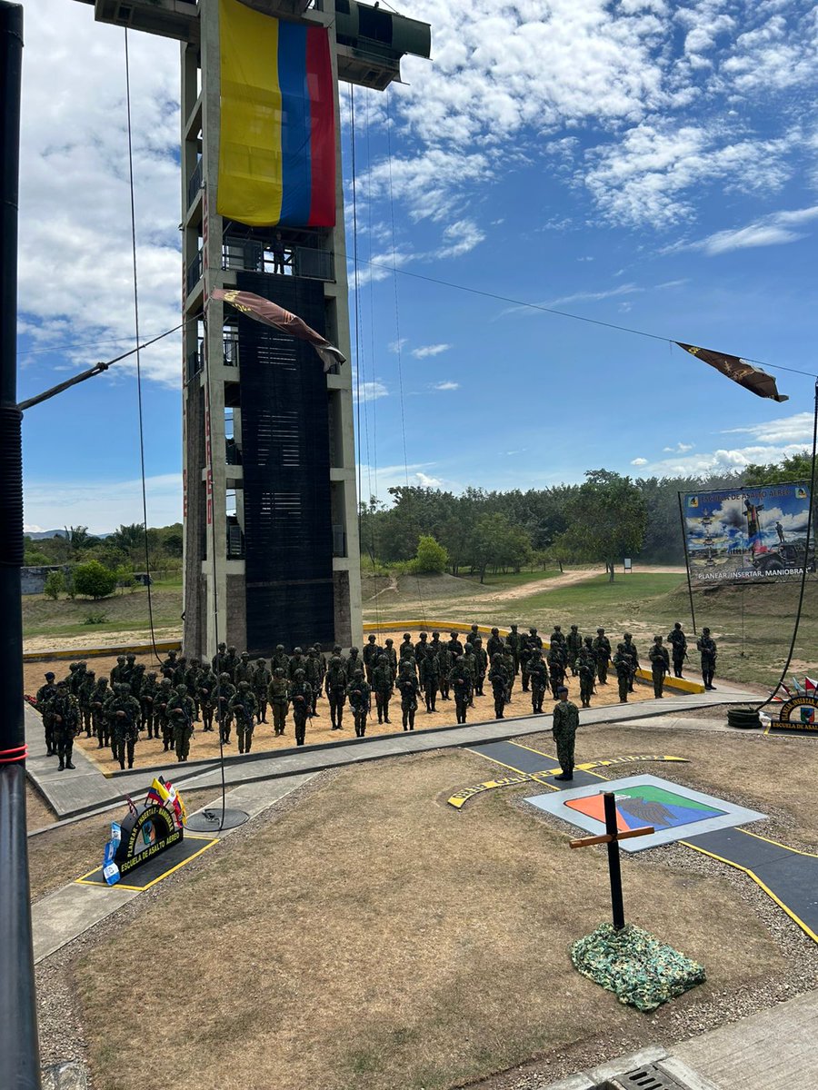 Ejercito_Div1's tweet image. En una solemne ceremonia realizada en el Fuerte Militar de Tolemaida, los soldados del Batallón de Despliegue Rápido N.º9 culminaron exitosamente el Curso Básico de Asalto Aéreo. Estos valerosos hombres, ahora con capacidades diferenciales, están listos para potenciar la…