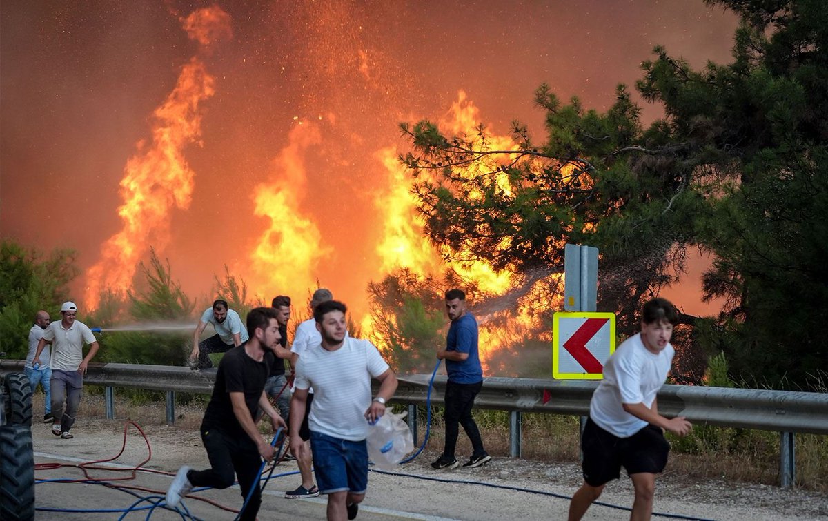 Türkiye yangınlarla boğuşurken, yangına müdahale konusundaki eksikler dikkat çekiyor

Türkiye Ormancılar Derneği Marmara Şube Başkanı Sezai Kaya:

• Yangınlara müdahale yalnızca olay anına odaklanıyor. Oysa yangın öncesi alınması gereken önleyici tedbirler yıllardır ihmal