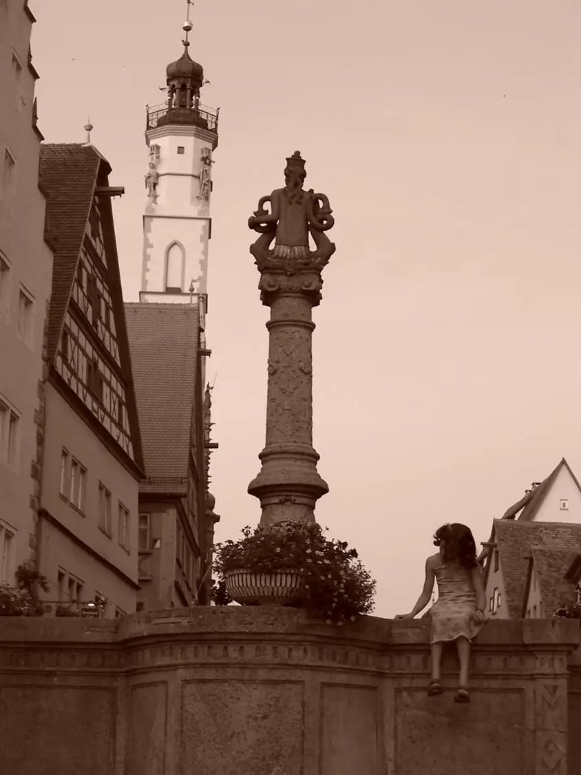 Trad_Arch_Bdays's tweet image. The descending vertical elements of steeple, fountain/column, and figure in the painting of Prague by Rudolf von Alt remind me of a picture I took in Rothenberg ODT many years ago.