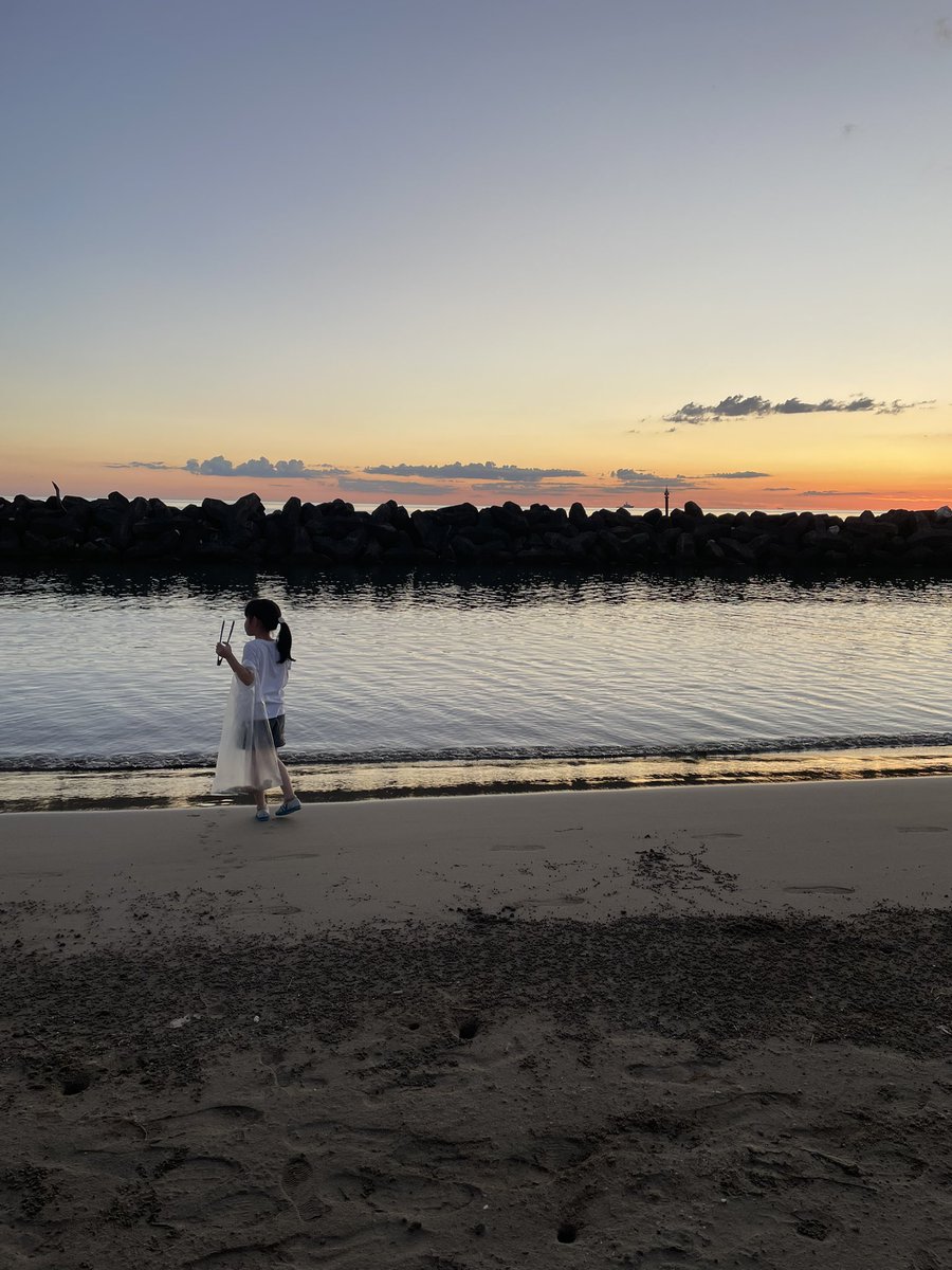 n_m_l_k_tommy's tweet image. 稲佐の浜のビーチクリーン🌊✨
暑いから仲間たちと19時スタート!
最後は花火と海で禊🌊ww
靴が濡れて車にあった
上履きを履く末っ子🤣🤣🤣
(サンダル忘れた)
#稲佐の浜
#思ってたより綺麗だった