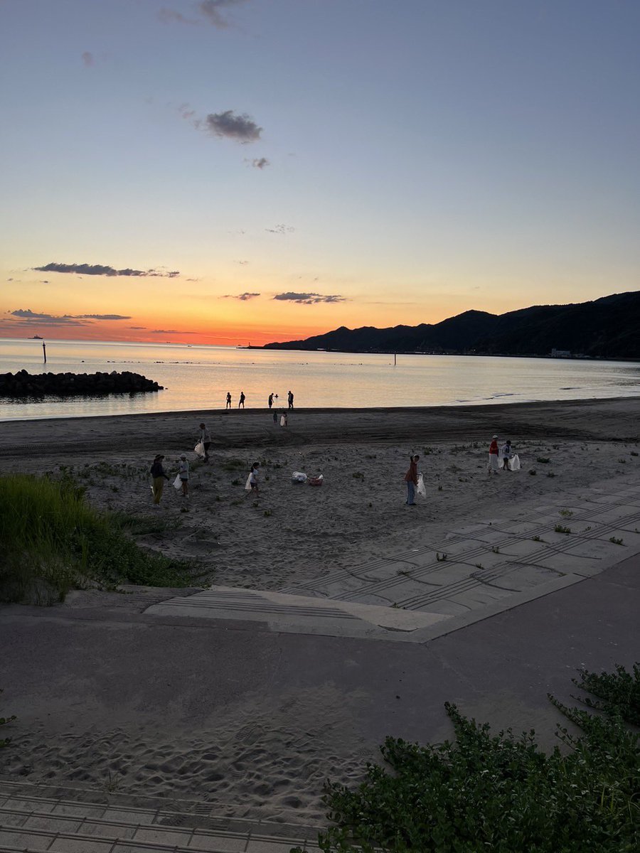 n_m_l_k_tommy's tweet image. 稲佐の浜のビーチクリーン🌊✨
暑いから仲間たちと19時スタート!
最後は花火と海で禊🌊ww
靴が濡れて車にあった
上履きを履く末っ子🤣🤣🤣
(サンダル忘れた)
#稲佐の浜
#思ってたより綺麗だった