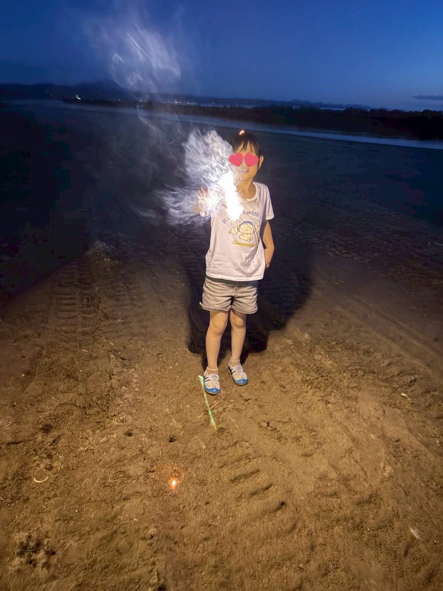 n_m_l_k_tommy's tweet image. 稲佐の浜のビーチクリーン🌊✨
暑いから仲間たちと19時スタート!
最後は花火と海で禊🌊ww
靴が濡れて車にあった
上履きを履く末っ子🤣🤣🤣
(サンダル忘れた)
#稲佐の浜
#思ってたより綺麗だった
