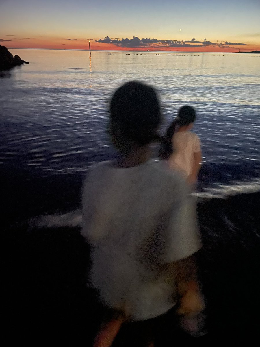 n_m_l_k_tommy's tweet image. 稲佐の浜のビーチクリーン🌊✨
暑いから仲間たちと19時スタート!
最後は花火と海で禊🌊ww
靴が濡れて車にあった
上履きを履く末っ子🤣🤣🤣
(サンダル忘れた)
#稲佐の浜
#思ってたより綺麗だった