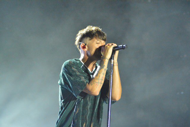 collisionfairy's tweet image. LOUIS HAS A MULLET